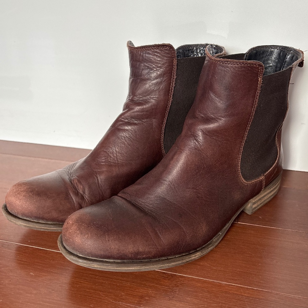 Brown leather Chelsea boot
